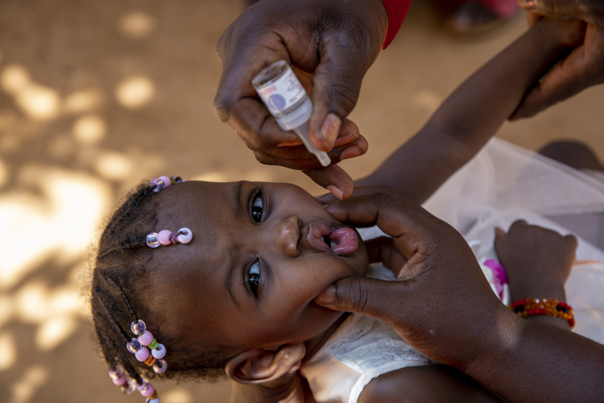 Two-year-old Keira receives the polio vaccine in Niamey, Niger. © UNICEF
