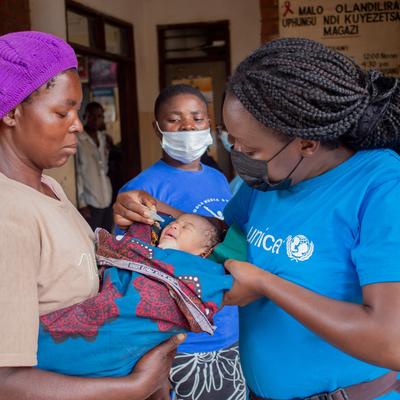 Administering polio vaccine to a newborn baby in Chikwawa district