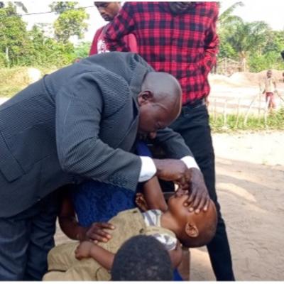A community leader administers oral polio drops to a child during a local immunization campaign in the Democratic Republic of Congo (DRC), underscoring community involvement in vaccination efforts.