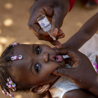 Two-year-old Keira receives the polio vaccine in Niamey, Niger. © UNICEF