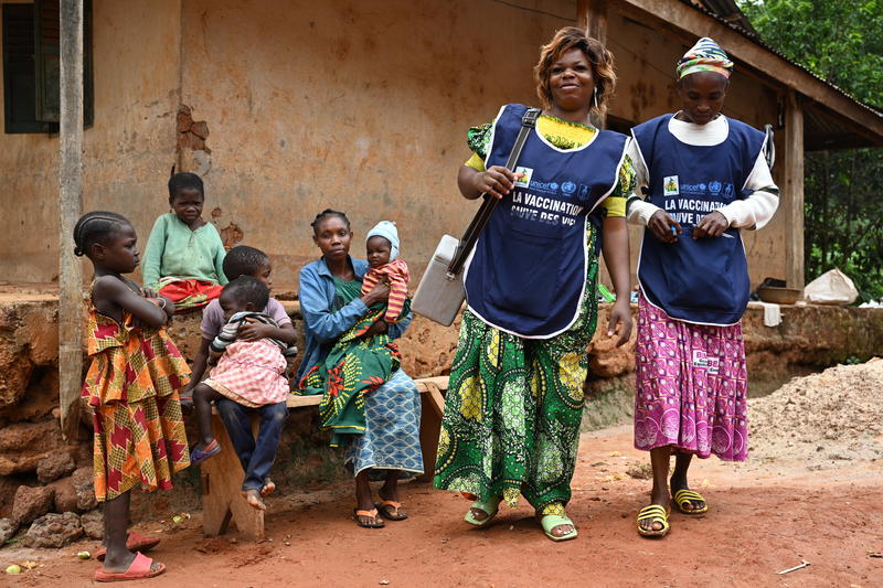 Two UNICEF representatives promoting awareness for the polio vaccination campaign.