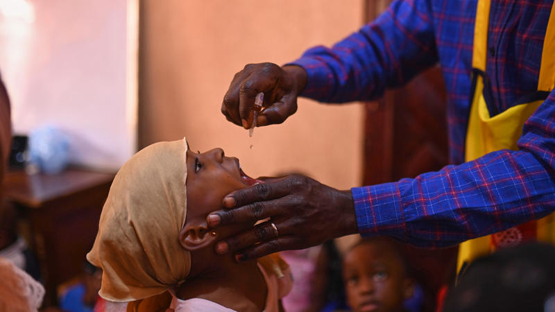 Children taking the polio vaccine drops