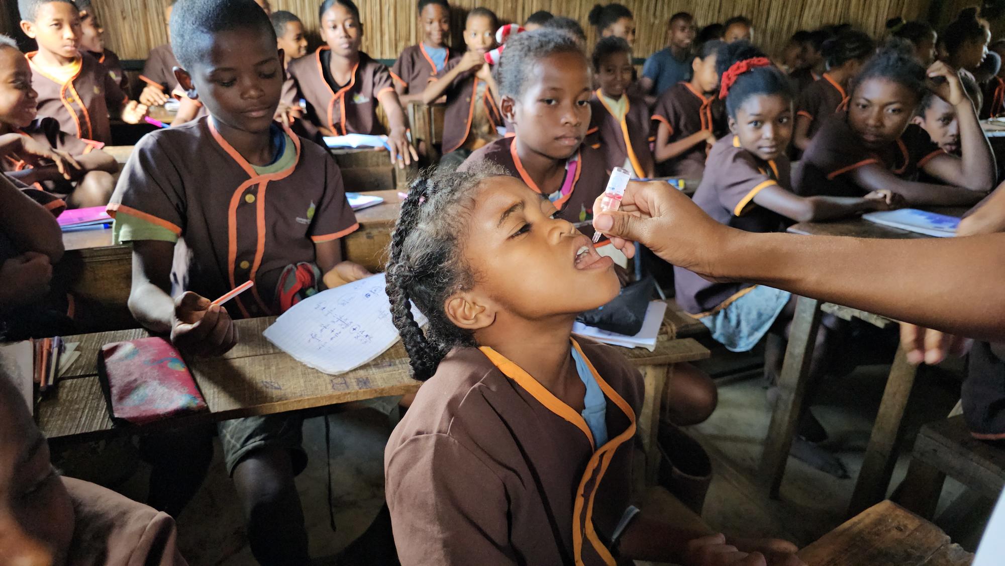 Vaccination session in a school. Photo: UNICEF/2024/Rimoyal Ratnan
